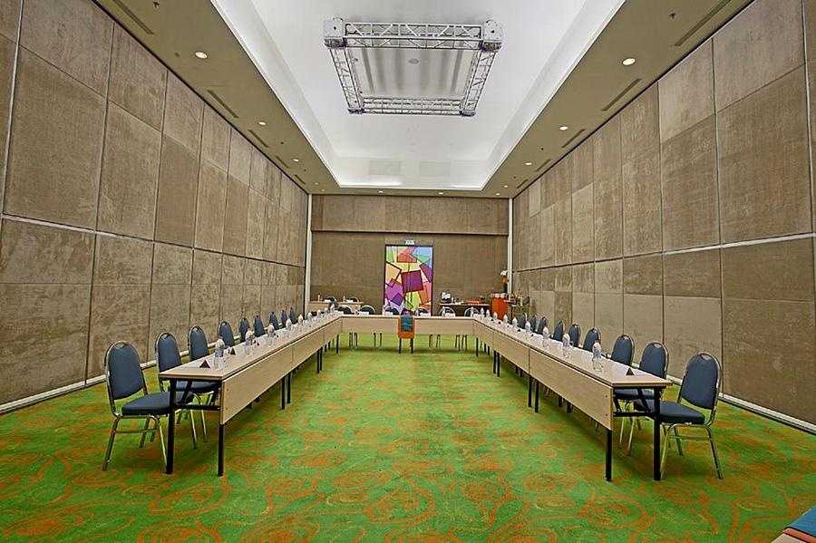 Harris Hotel And Conventions Kelapa Gading Джакарта Экстерьер фото